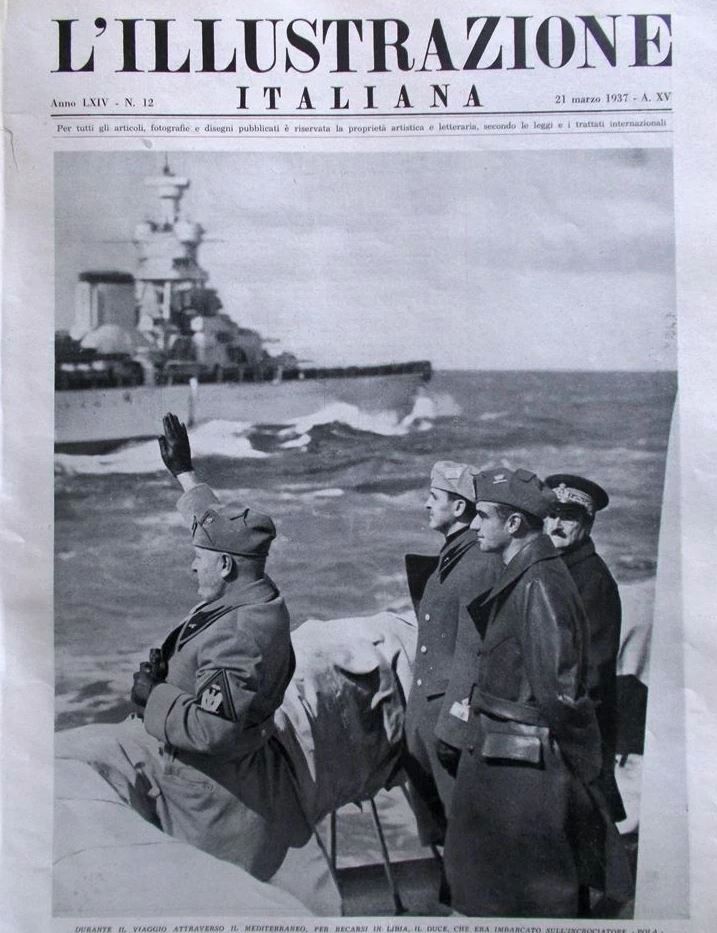 Mussolini egy 1937-es flottaszemlén. A kép jobb szélén Cavagnari tengernagy.