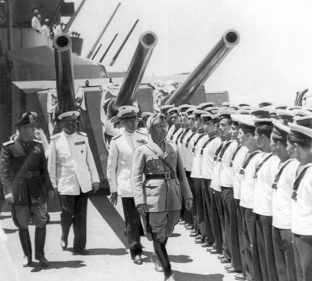 Mussolini a Littorio fedélzetén. Mögötte Iachino tengernagy, tőle a képen balra a flottaparancsnok, Arturo Riccardi.