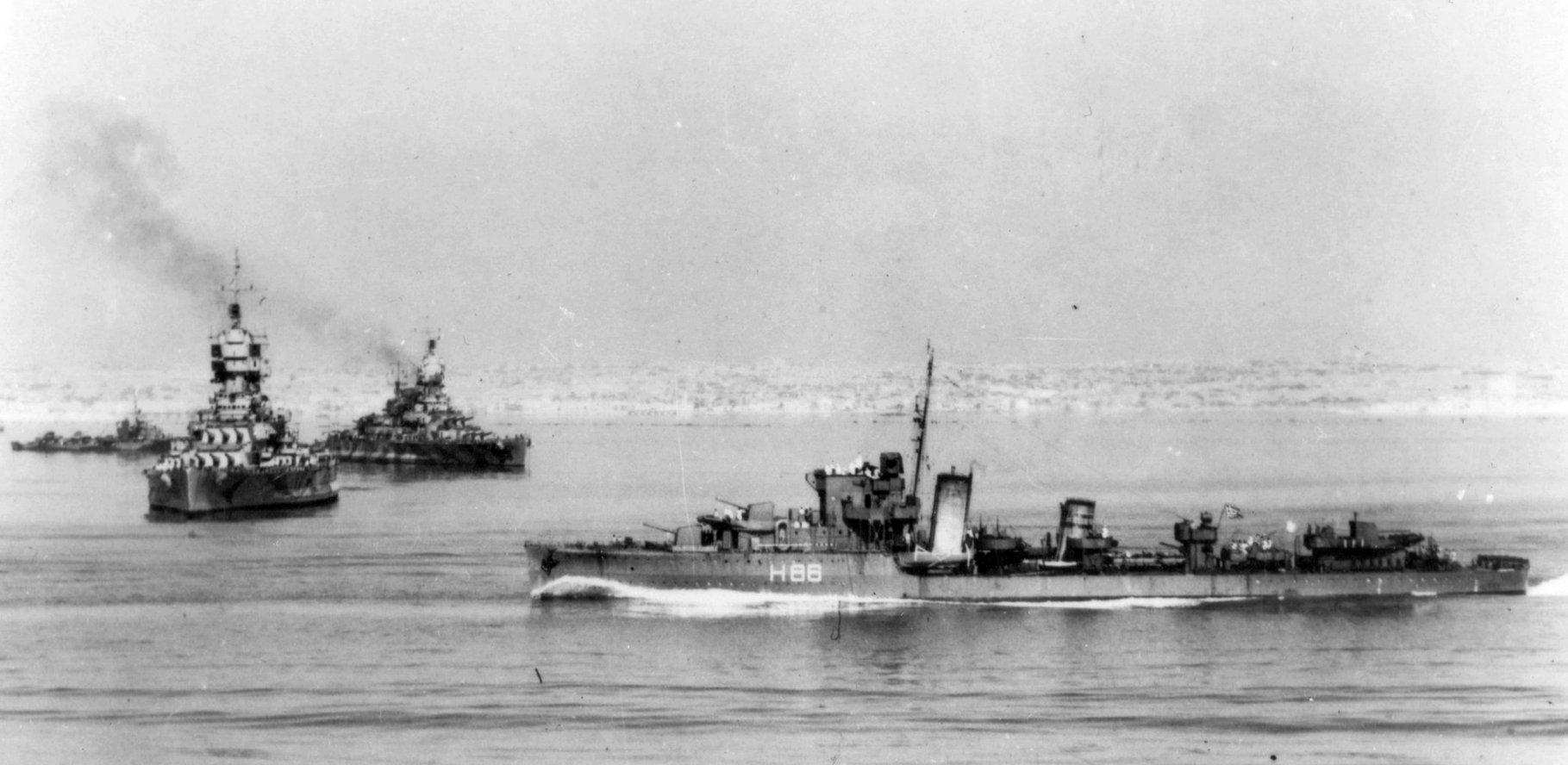 A Littorio és a Vittorio Veneto Málta előtt, az olasz fegyverletétel után. Az előtérben az angol Havelock romboló.