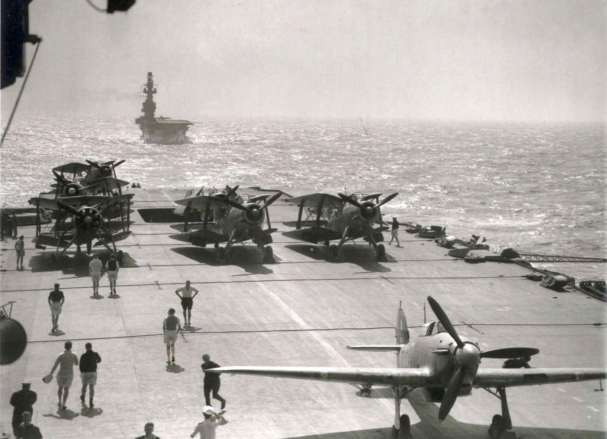 Az Indomitable és Eagle anyahajók 1942-ben.