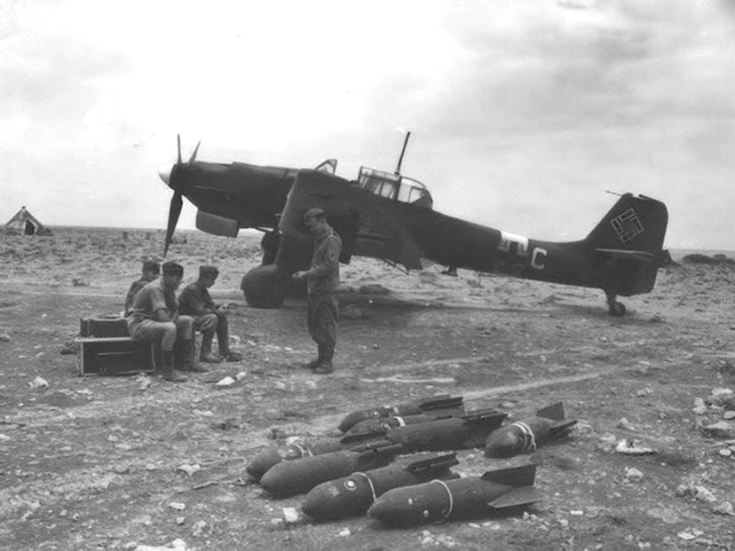 Ju–87 zuhanóbombázó egy afrikai repülőtéren.