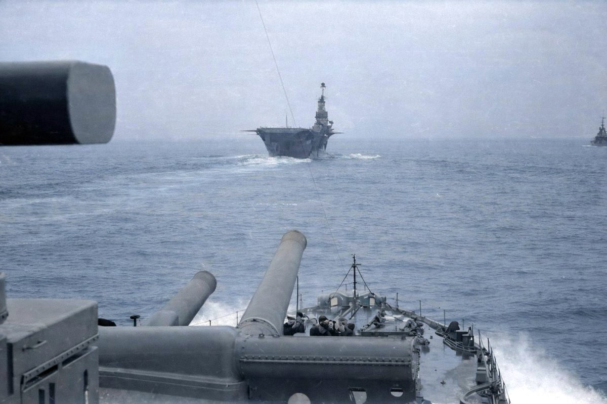 A Genova felé tartó Ark Royal, a Malaya csatahajóról fényképezve. Utólag színezett felvétel.