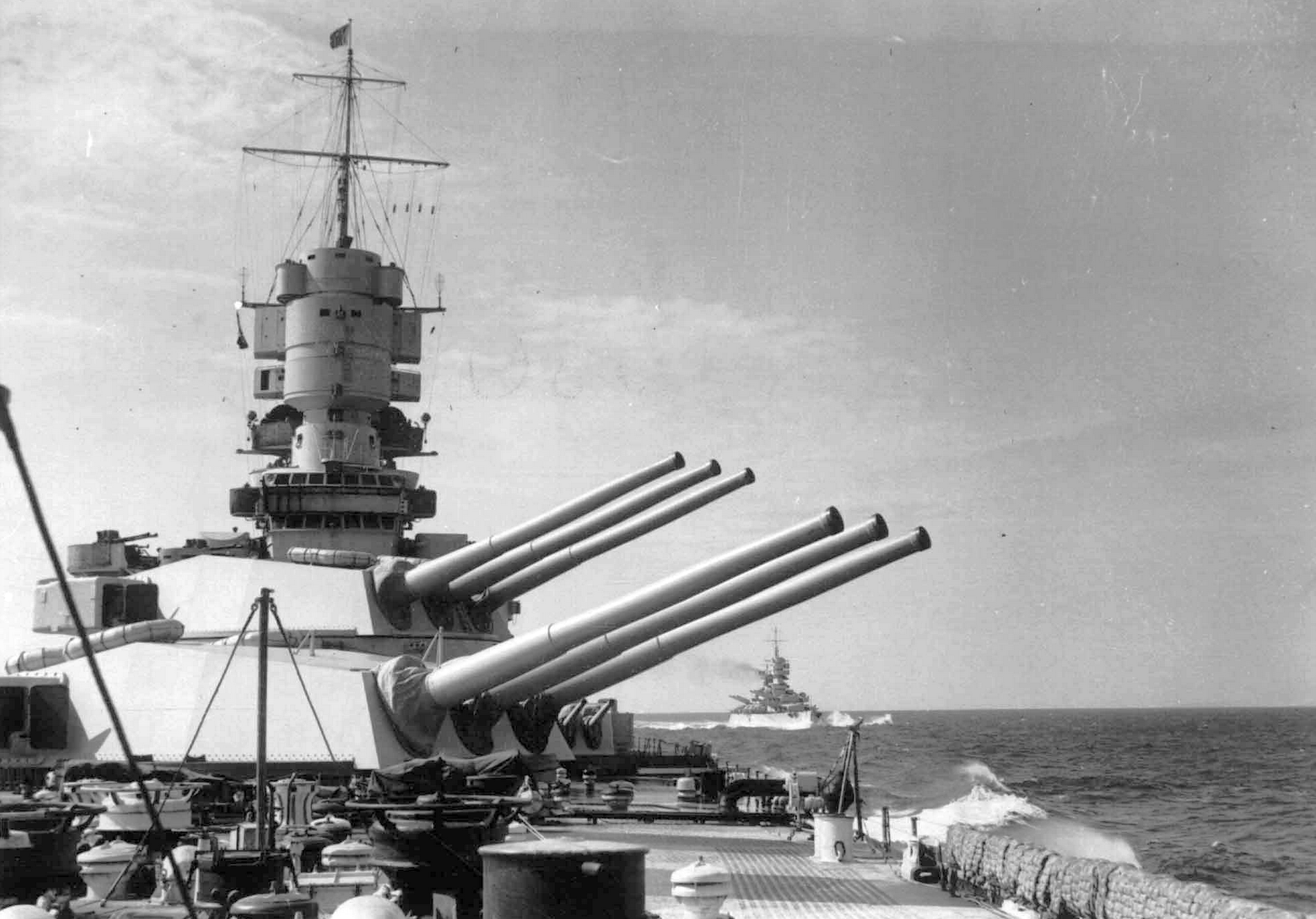 Az olasz haditengerészet fő csapásmérő ereje, a Littorio és a Vittorio Veneto.