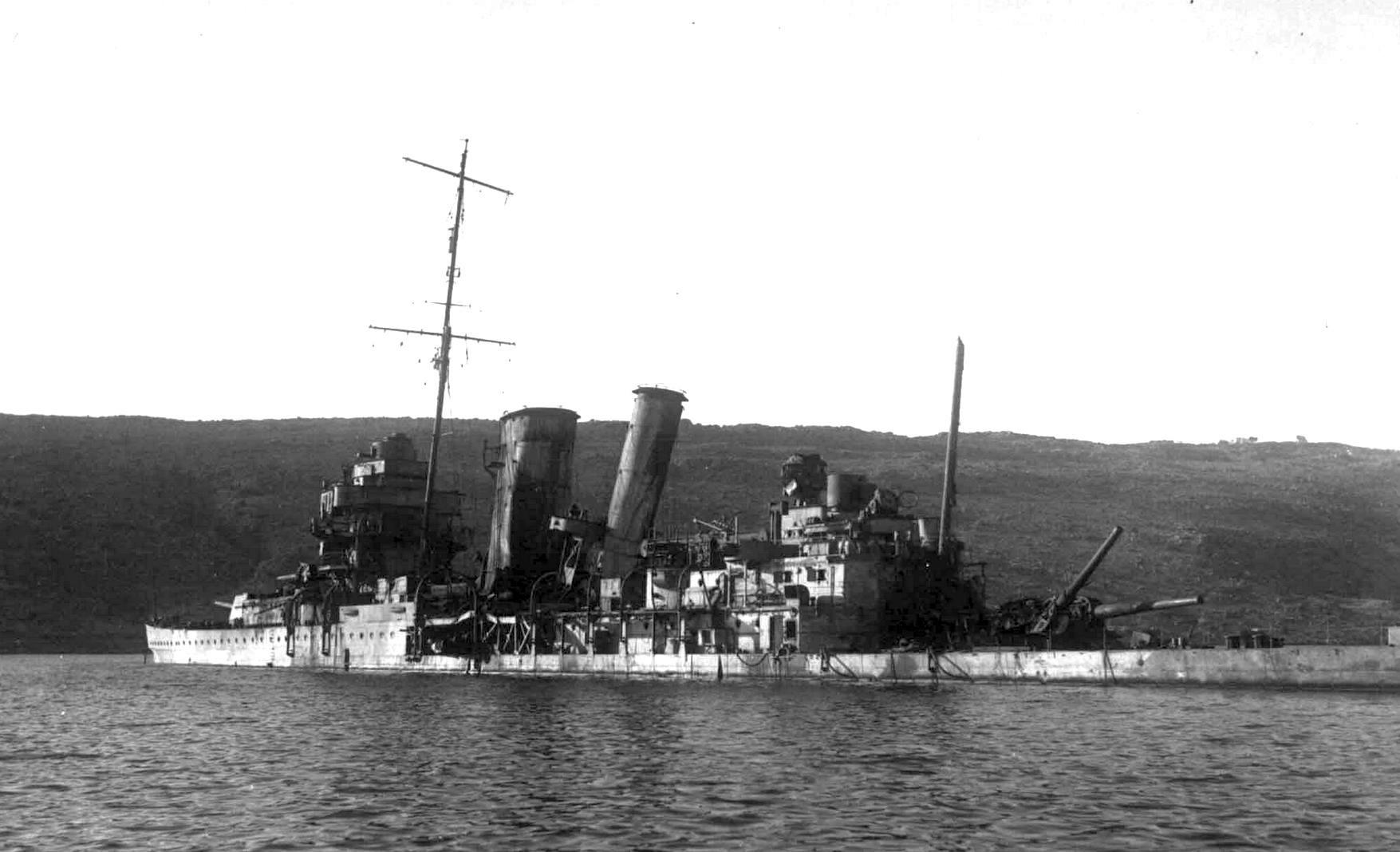 A York roncsai a Souda-öbölben.