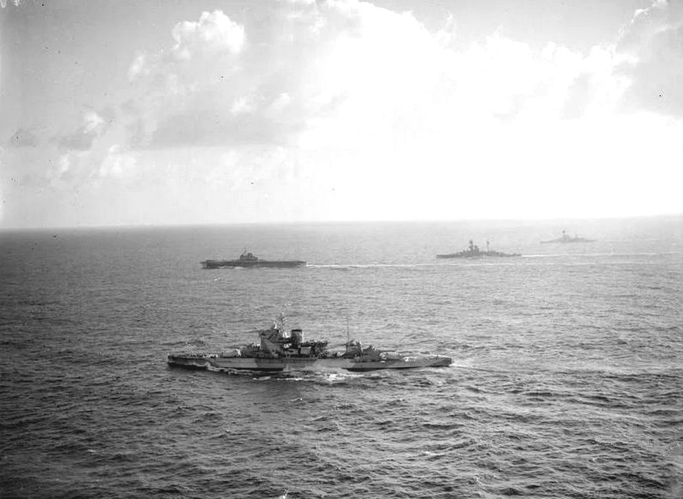 A Warspite, az Illustrious, és két Revenge osztályú csatahajó az Indiai-óceánon, 1942-ben.