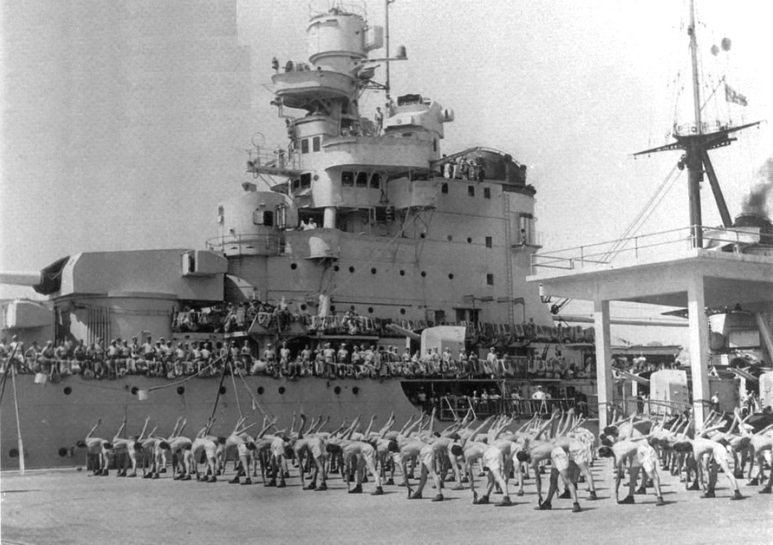 Reggeli testedzésüket végző tengerészek a Nápolyban állomásozó Pola előtt, 1940 nyarán.