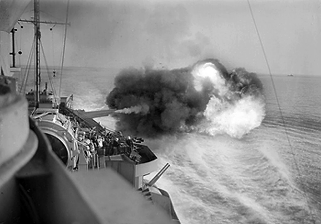 A Warspite ágyúi parti célpontokra tüzelnek a szicíliai partraszállás idején.