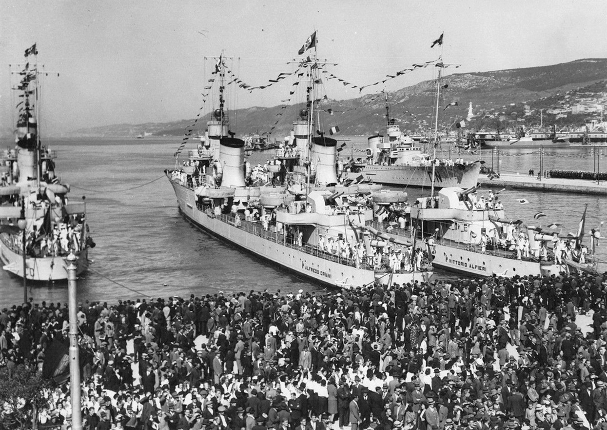 Olasz rombolók 1938 szeptemberében, Trieszt kikötőjében. Balról jobbra a Giosué Carducci, Alfredo Oriani, Vittorio Alfieri, és jobbra a háttérben a Camicia Nera.