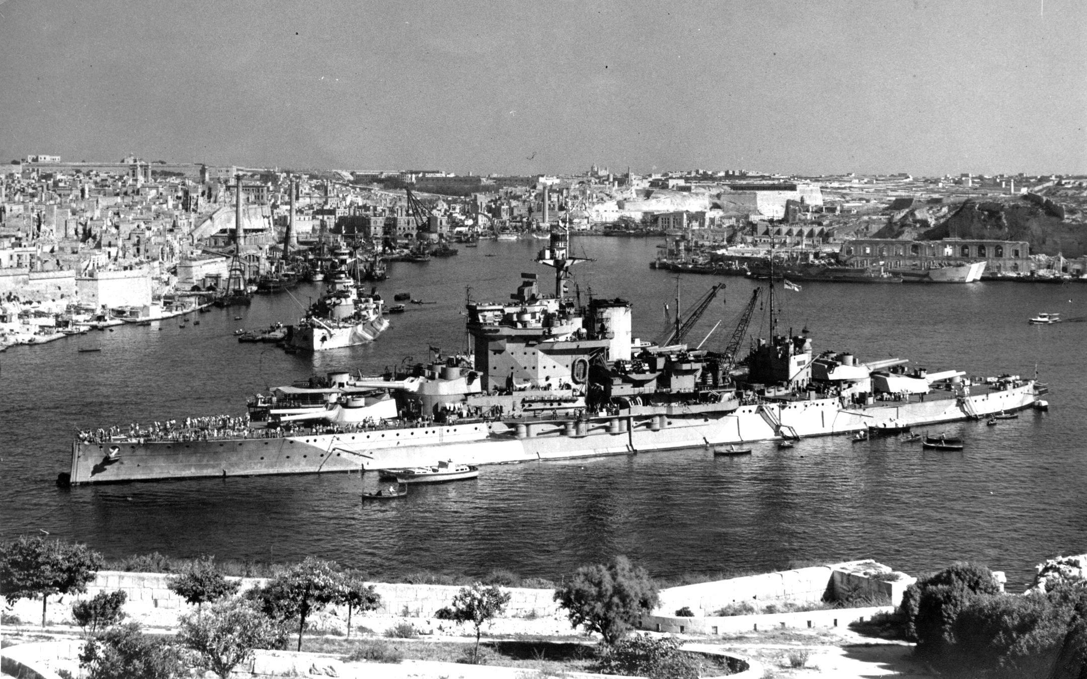 A Warspite La Valetta kikötőjében.