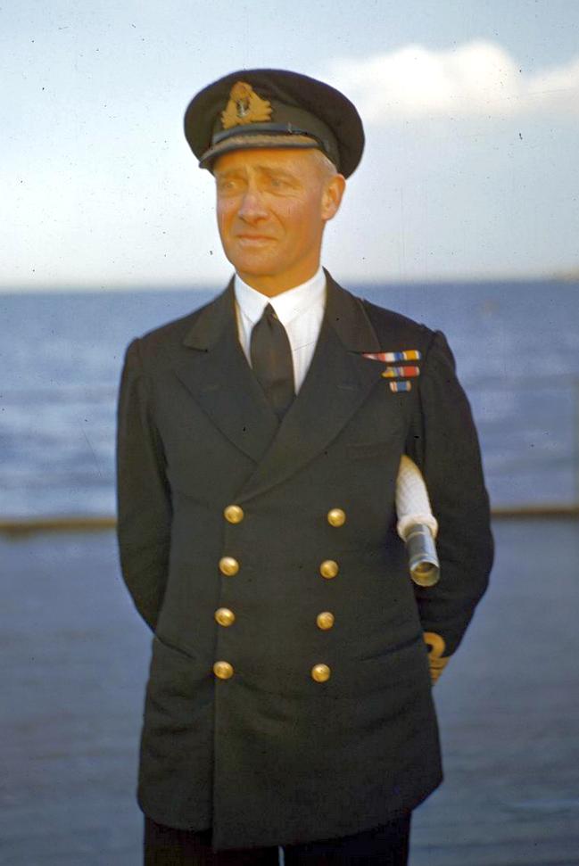 Philip John Mack 1942-ben, már ellentengernagyként, akkori zászlóshajója, a King George V fedélzetén.