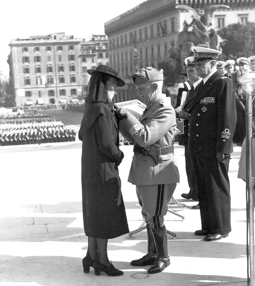 III. Viktor Emánuel posztumusz kitüntetést ad át az Alfieri főgépésze, Giorgo Modugno édesanyjának. A képen jobbra Riccardi tengernagy.