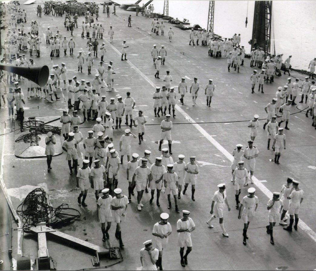 Lazuló tengerészek az Indomitable anyahajó fedélzetén, 1942 nyarán.