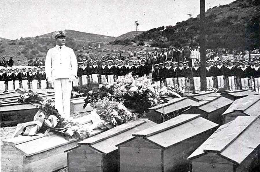 Gensoul a tengerészei temetésén.