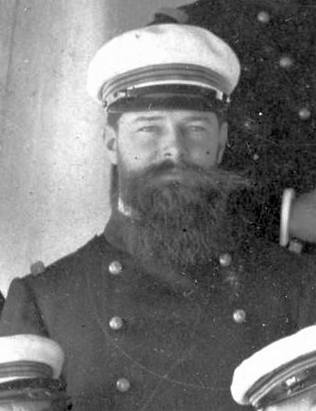 A fiatal Gensoul hadnagy 1912-ben, a francia flottában akkoriban divatos méretes szakállal.