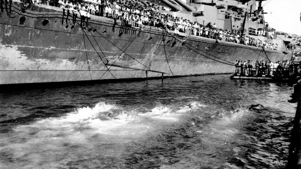 Feszültségoldás. Úszóverseny a Hood mellett Gibraltárban, néhány nappal a Mers el Kebir-i támadás után.