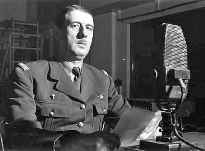 Egy londoni rádióstúdióban De Gaulle hősiesen ellenáll a németeknek.