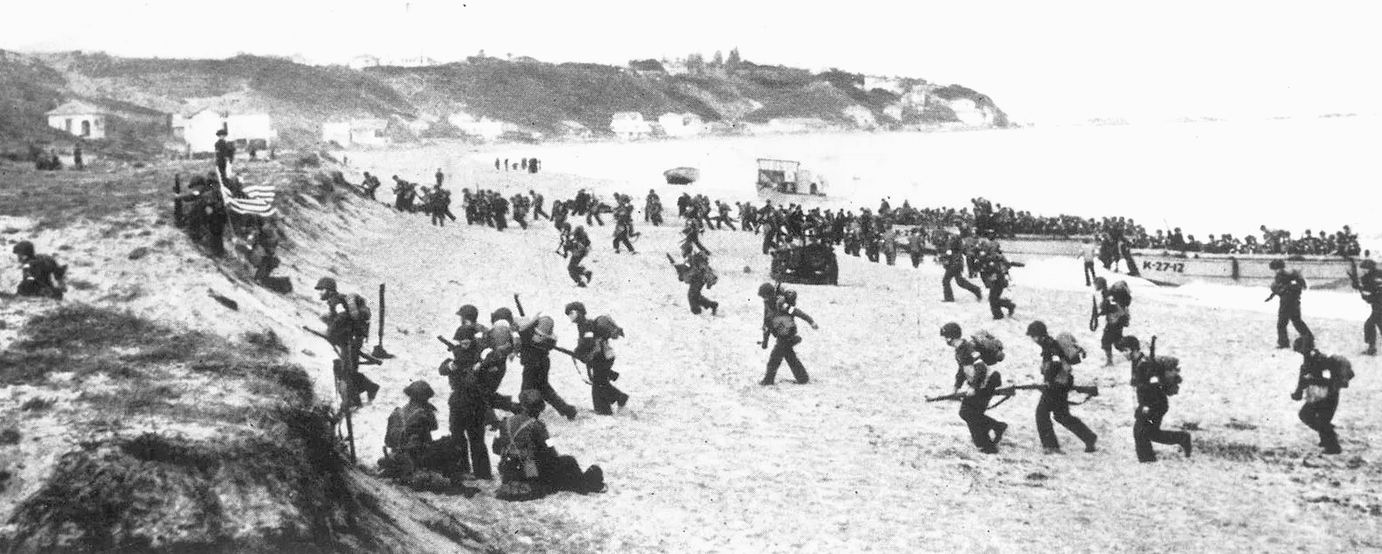 Amerikai csapatok szállnak partra Algír közelében.