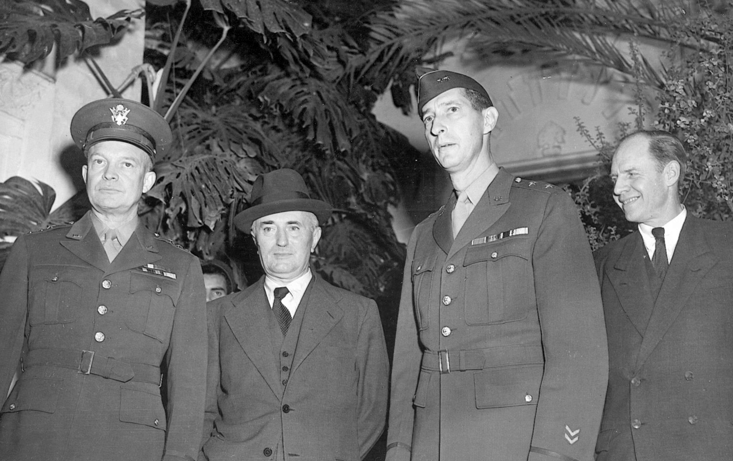 A civil ruhás Darlan Eisenhower-el és Mark Clark tábornokkal Algírban, 1942 novemberében.