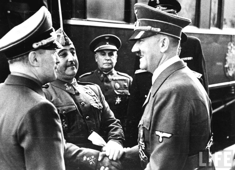 Mindenki csupa mosoly, pedig valójában ki nem állhatták egymást. Hitler és Franco találkozója 1940 októberében.