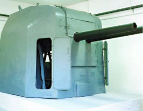 A Montecuccoli cirkáló egyik 100 mm-es ikerlövegtornya, a La Spezia-i tengerészeti múzeumban.