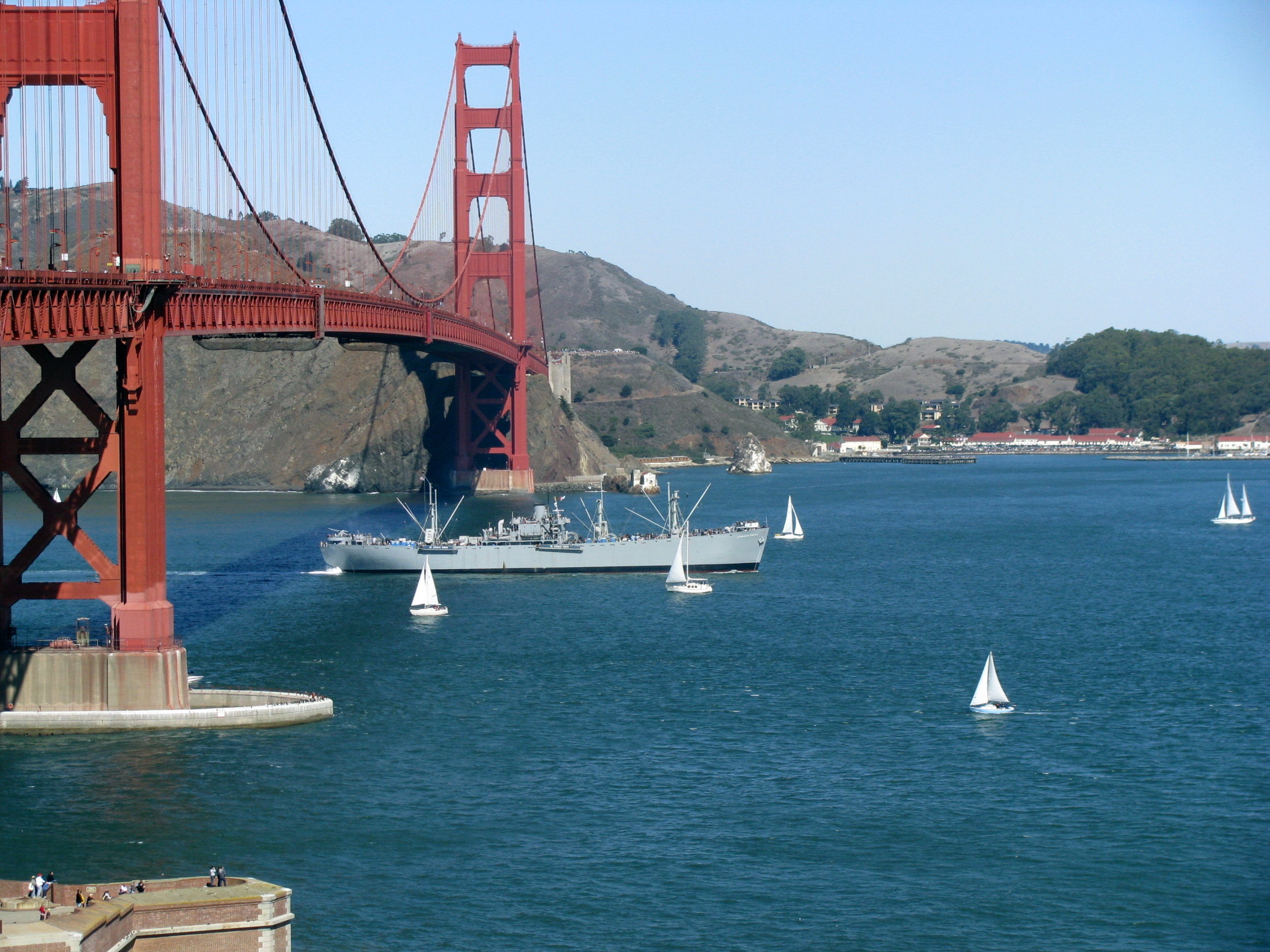 A normandiai kirándulásról hazatérő Jeremiah O'Brien a Golden Gate híd alatt.