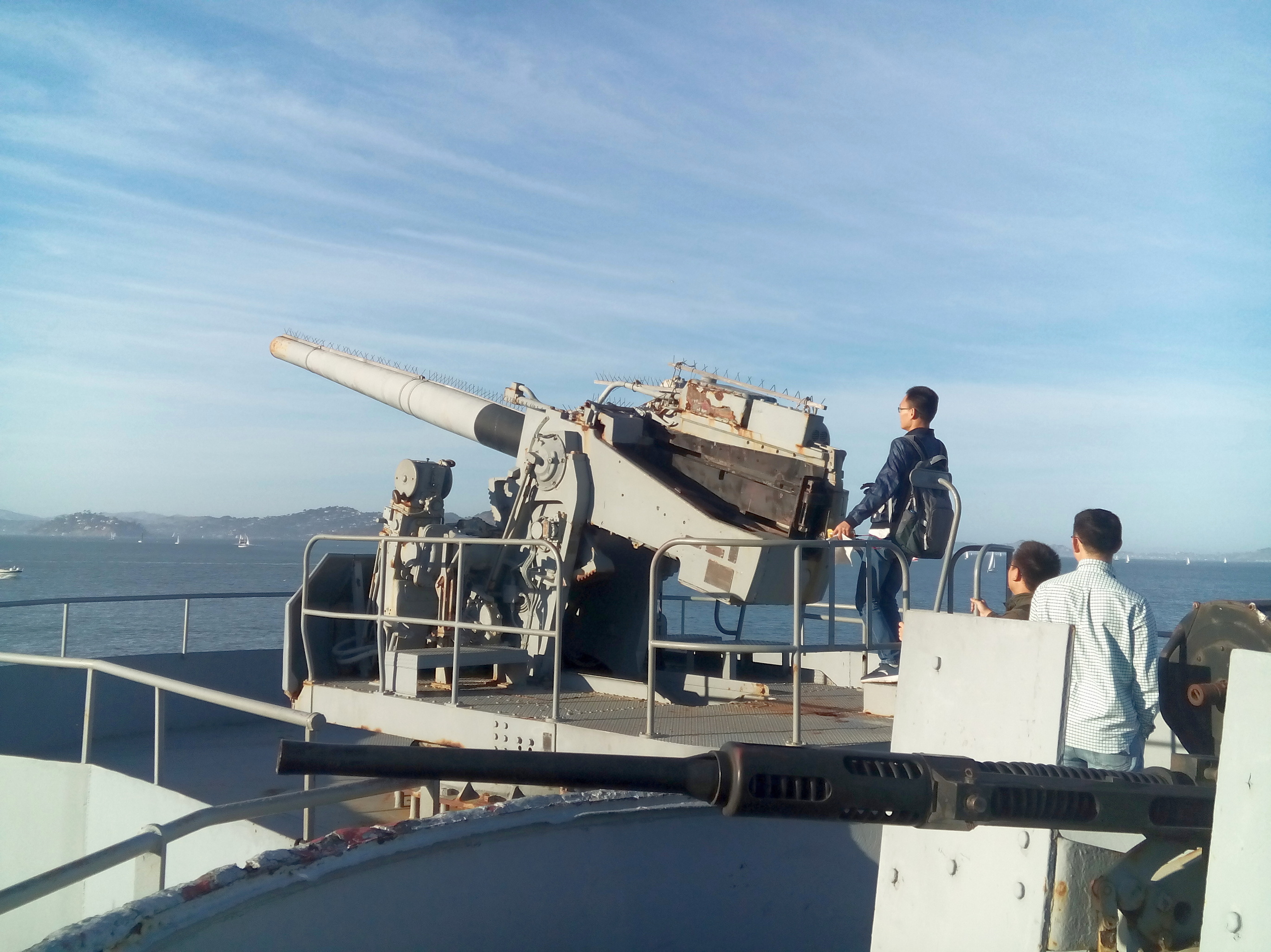 A 102 mm-es ágyú a hajó tatján.
