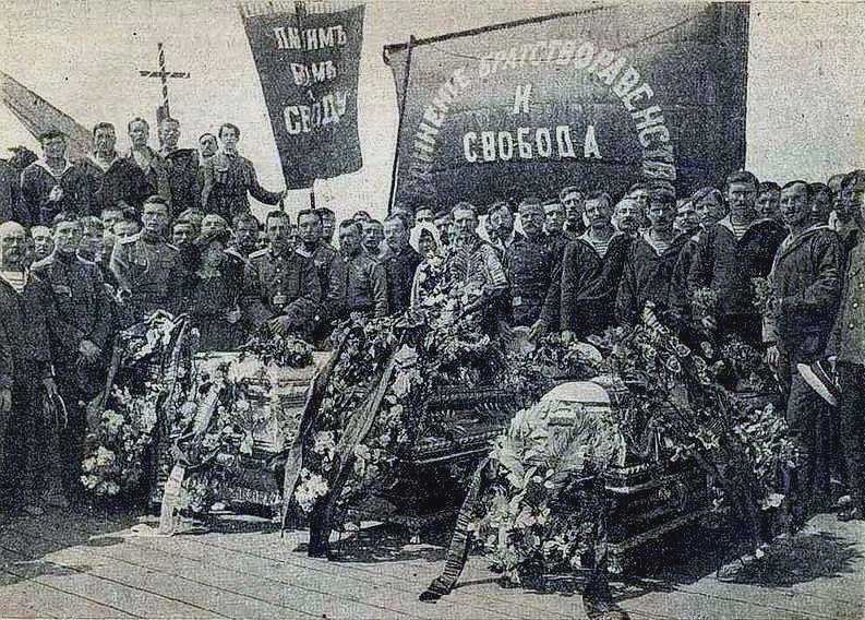 Az exhumálás után Odesszába szállított, feldíszített koporsók, a szevasztopoli újratemetés előtt.