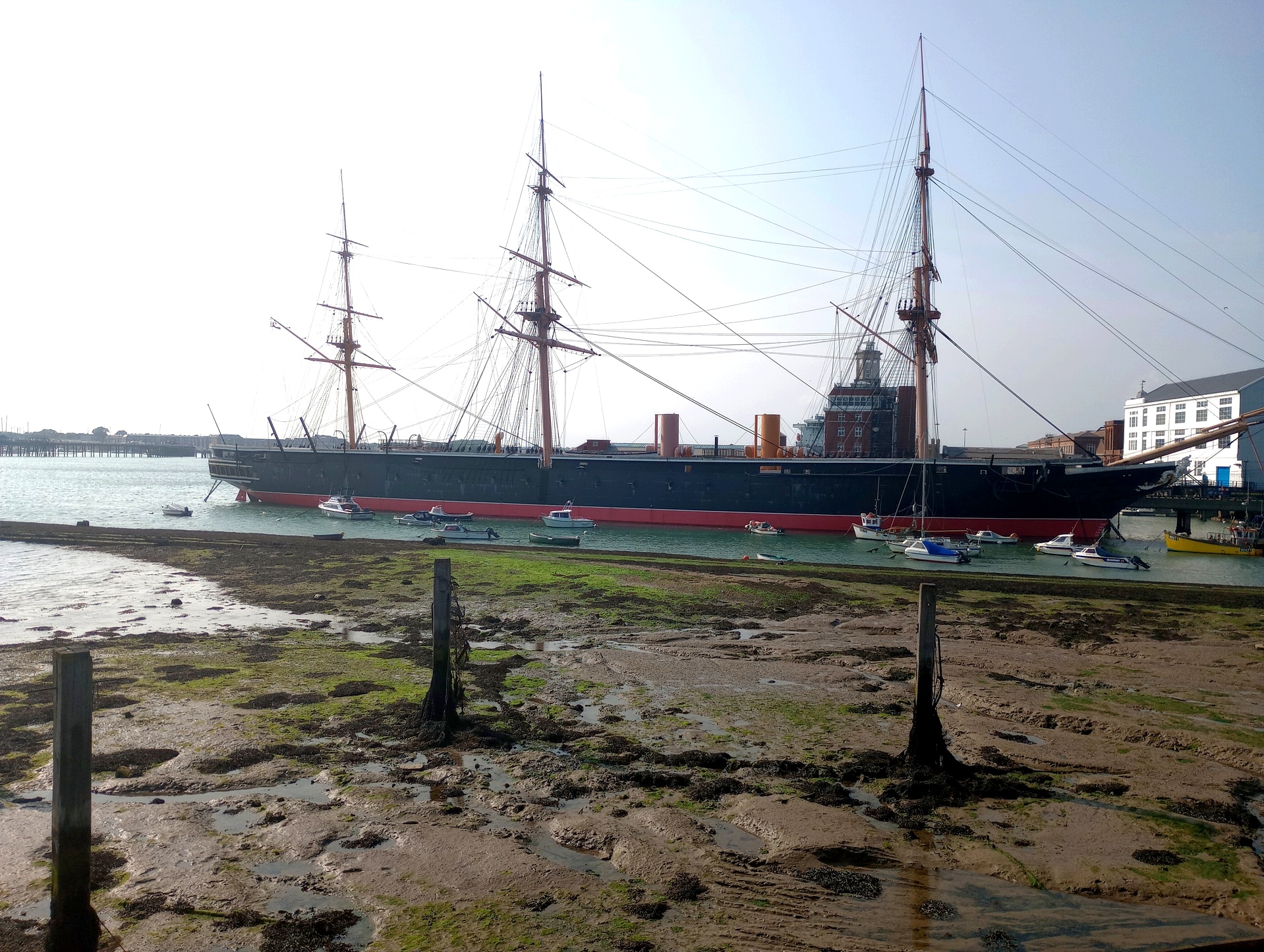 A Warrior, a szomszédos kompállomásról nézve.