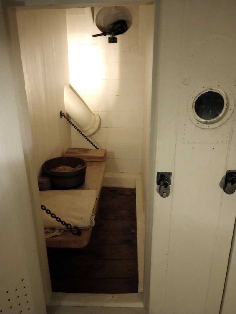 A fogda. Az ágyon levő dézsában foszlott kenderkötelek vannak, melyekből az őrizetesnek kenderkócot kellett készíteni. A kötél szétmorzsolása általában csúnyán elintézte az ember ujjait.