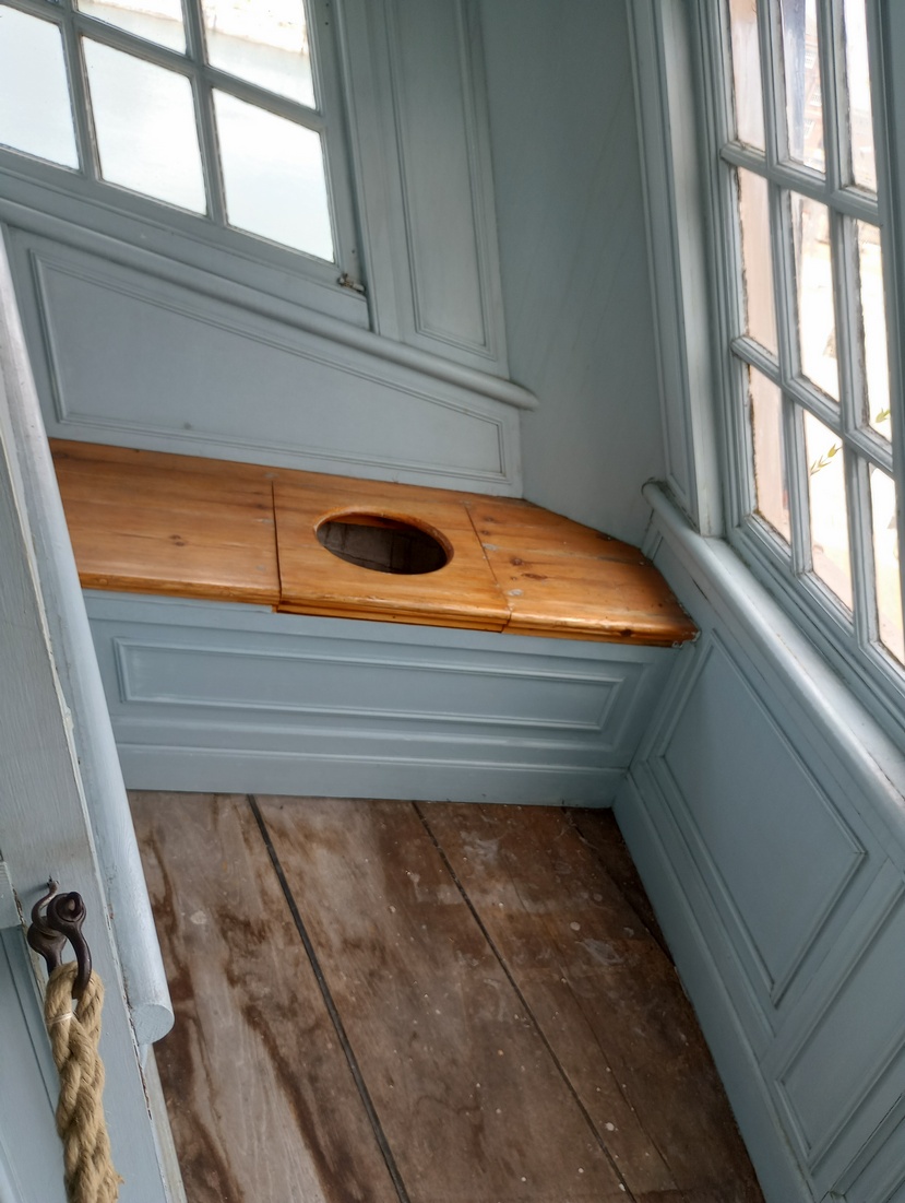 A tat egyik galériájában elhelyezett tiszti budi. A kilátás biztos pazar volt innen.