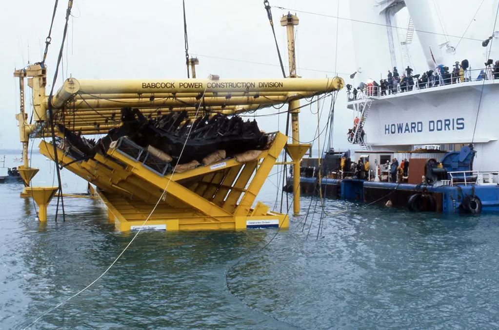 A roncsok kiemelése 1982-ben.