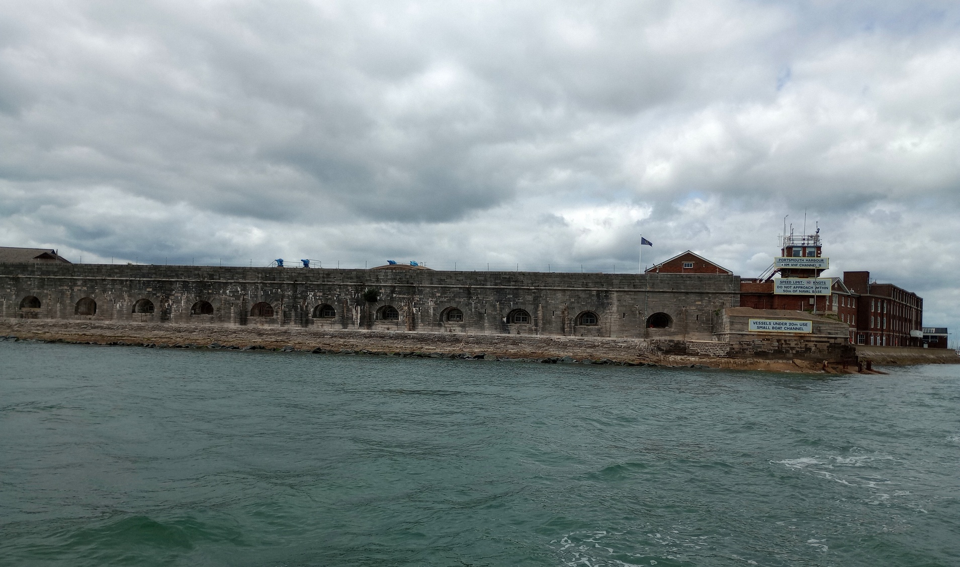 Portsmouth hajdan a világ legjobban védett kikötője volt. A képen a kikötő bejáratát védő egyik erőd, a Fort Blockhouse.