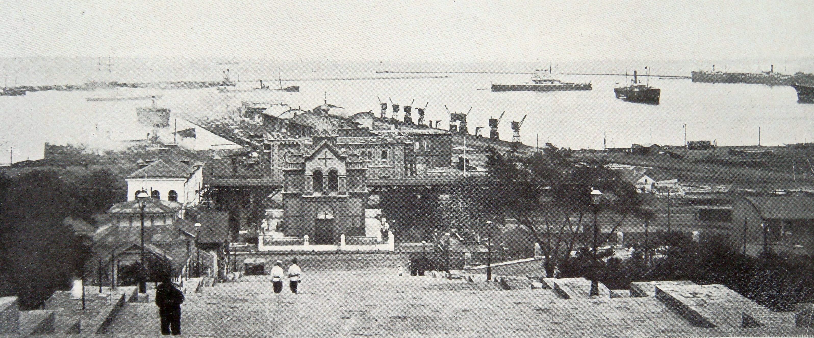 Az odesszai kikötő, a felkelés leverése után. Középen hátul az elvontatásra váró Georgij Pobedonoszec.