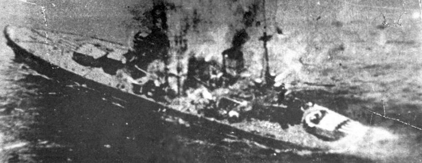 A süllyedő hajóról készült japán légifelvétel. A kép hitelessége vitatott.
