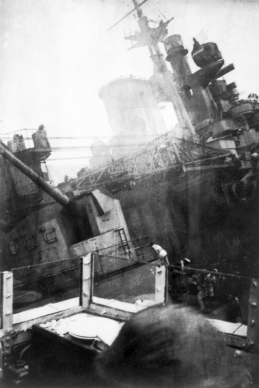 Valószínűleg ez az utolsó kép, ami a süllyedő csatahajóról készült, néhány másodperccel a borulás előtt.