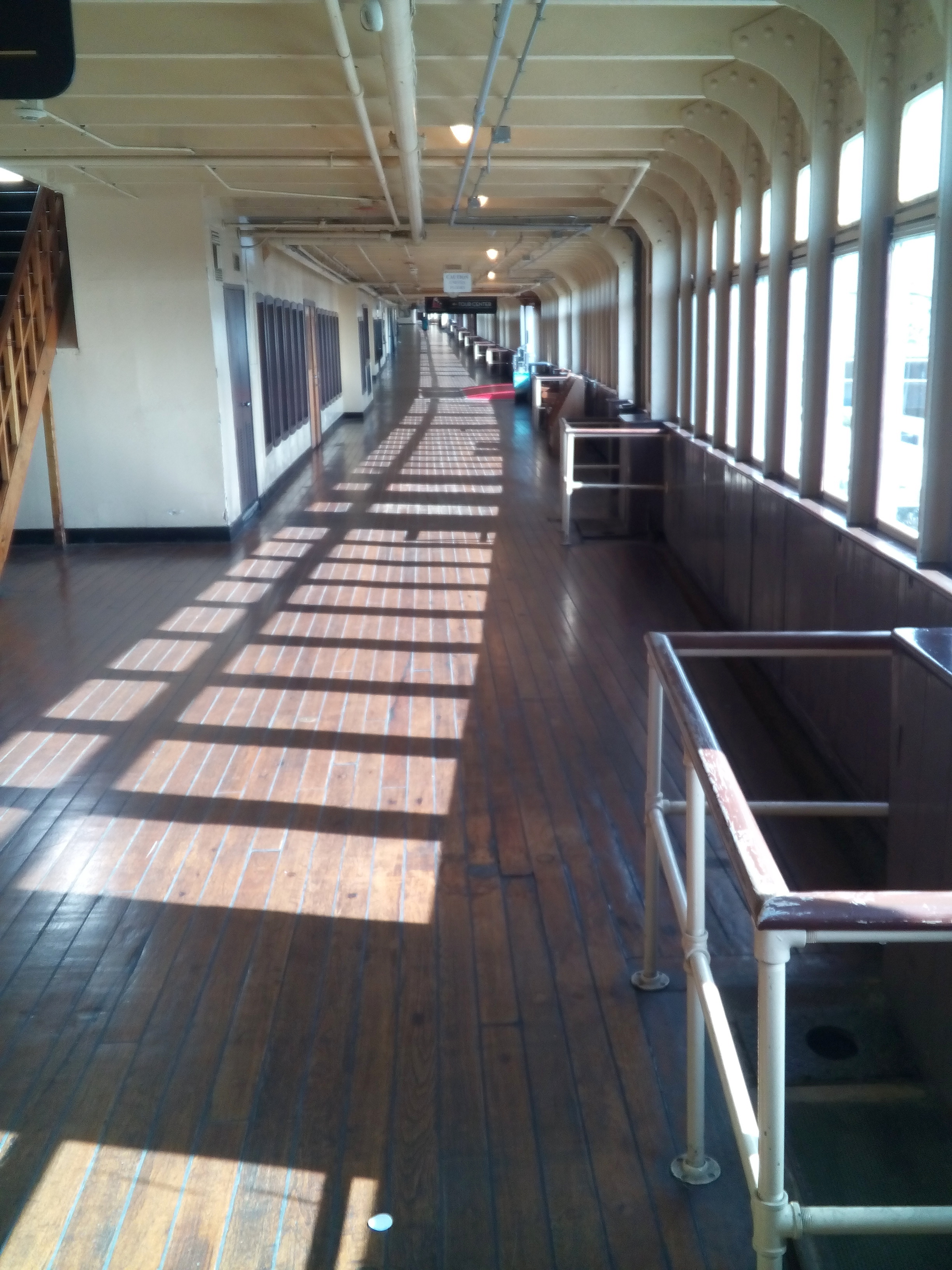 A sétáló fedélzet (promenade deck).