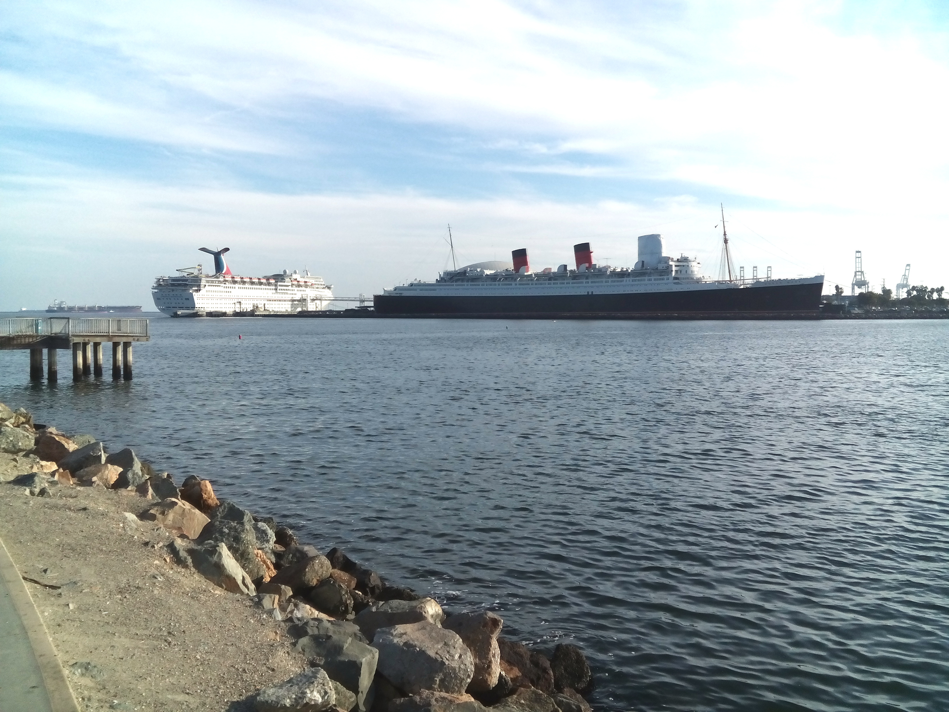 És vice versa, a Queen Mary és a Carnival Inspiration Long Beach-ről nézve.