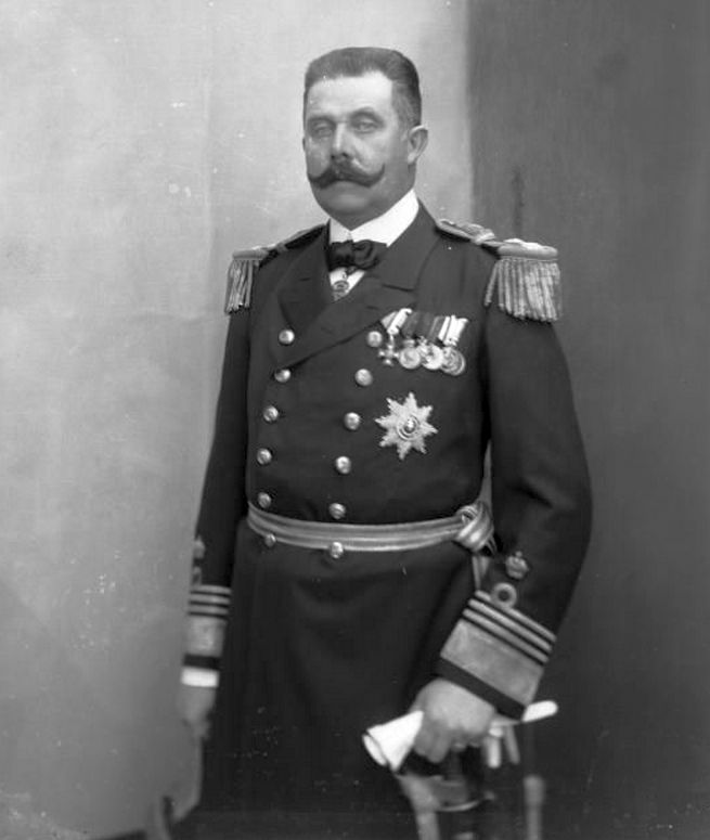 Máig rossz a sajtója, pedig a Monarchia megmentője lehetett volna. Ferenc Ferdinánd tengernagyi uniformisban.