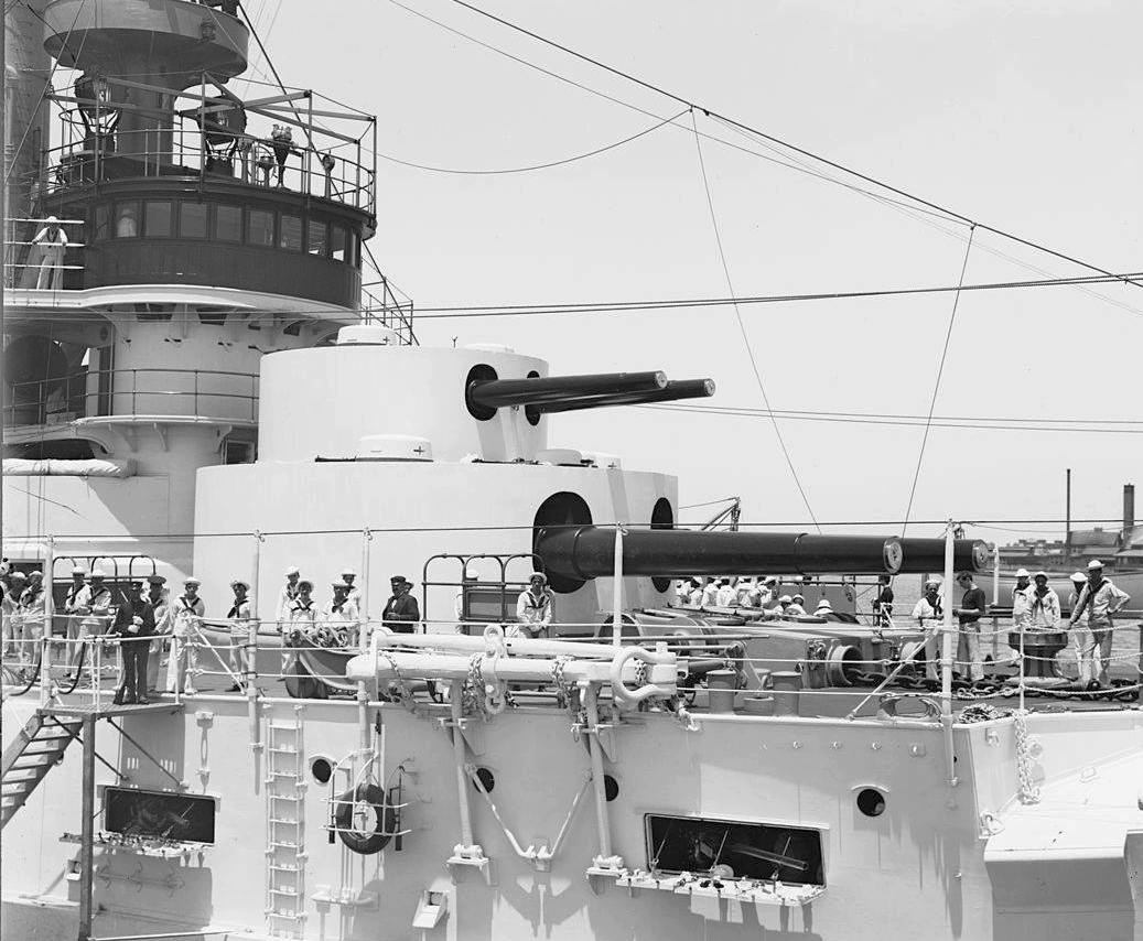Egy double-decker lövegtorony a Keasarge csatahajón.
