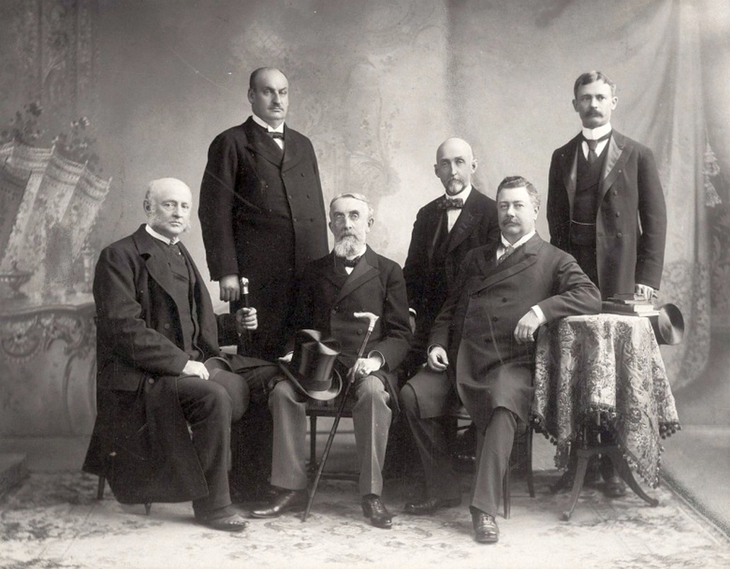 Az 1899-es hágai békekonferencián résztvevő amerikai küldöttség. A hátsó sorban középen Alfred Thayer Mahan.
