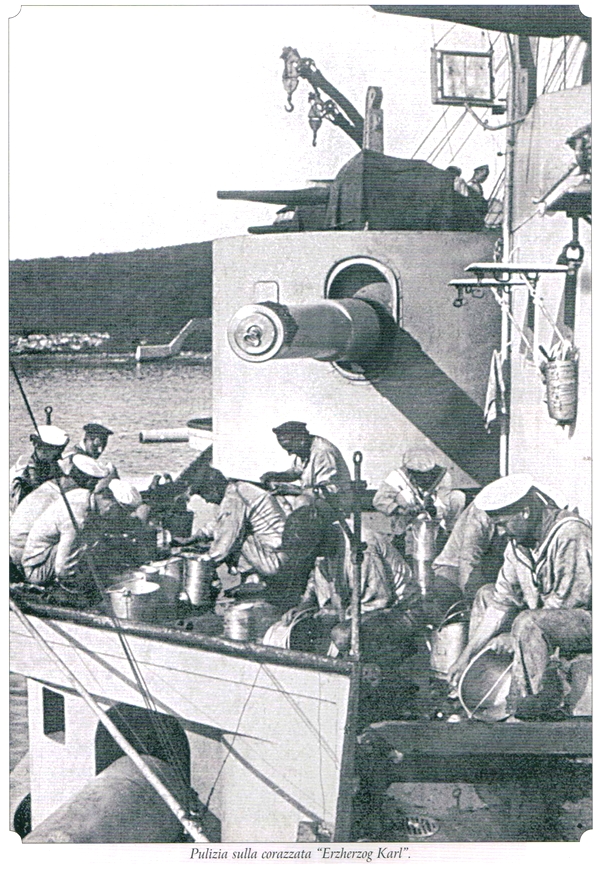 A korábbi csatahajó osztályon jól bevált 19 centis ágyúk az Erzherzog Karl-on.
