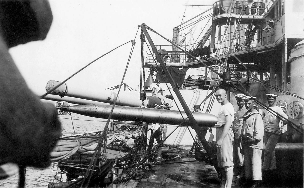 Torpedók berakodása a Radetzky osztály egyik hajóján.