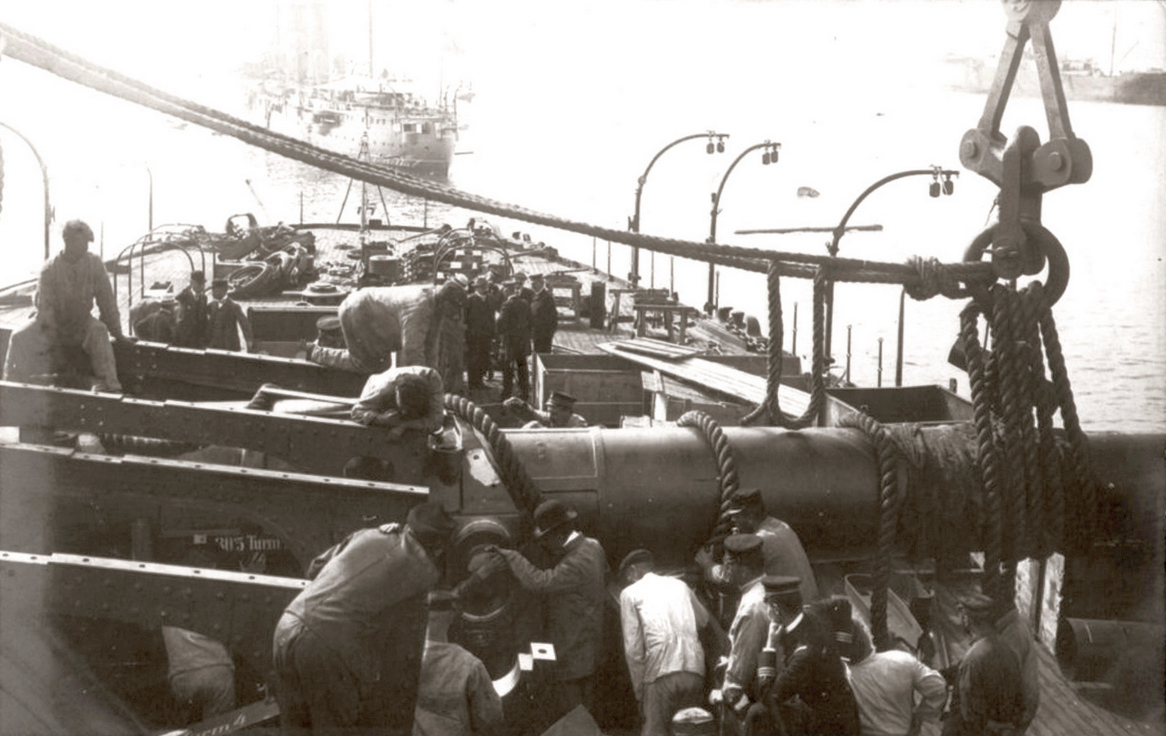 305 mm-es ágyú beépítése az egyik Radetzky osztályú csatahajóra.