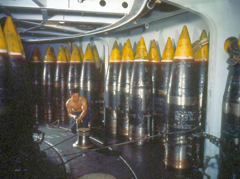 406 mm-es gránátok egy amerikai csatahajó lőszerraktárában.