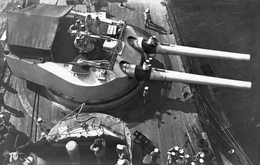 305 mm-es lövegtorony. Lőgyakorlaton általában a torony tetején levő hétcentis ágyúból tüzeltek, hogy kíméljék az ágyúcsöveket, és spóroljanak drága lőszeren.