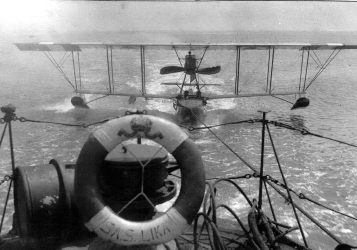 Az osztrák–magyar fegyveres erők, a hadsereg és a haditengerészet egyaránt, az elsők között ismerték fel a repülőgépek jelentőségét, és azok első használói közé tartoztak. A képen a Lika romboló egy repülőcsónakot vontat.