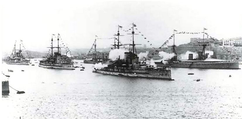 Az o-m csatahajók és az angol csatacirkálók üdvözlő lövésekkel köszöntik egymást La Valetta kikötőjében.