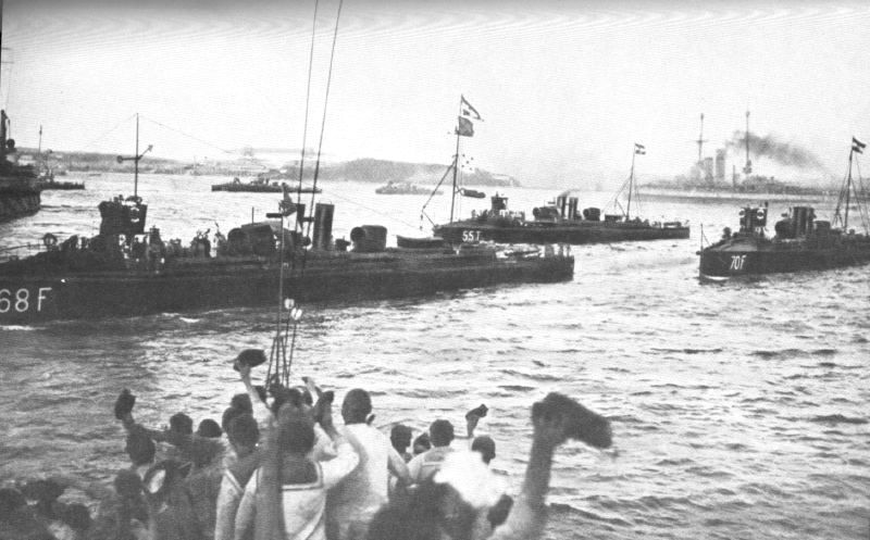 A Polába visszatérő torpedónaszádok lelkes tengerészei.