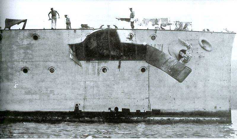 Újabb érv a semmittevés mellett: az aktivitás időnként csorbát ejt a hajók makulátlan megjelenésén. A Helgolandnak az otrantói csatában szerzett egyik sérülése.