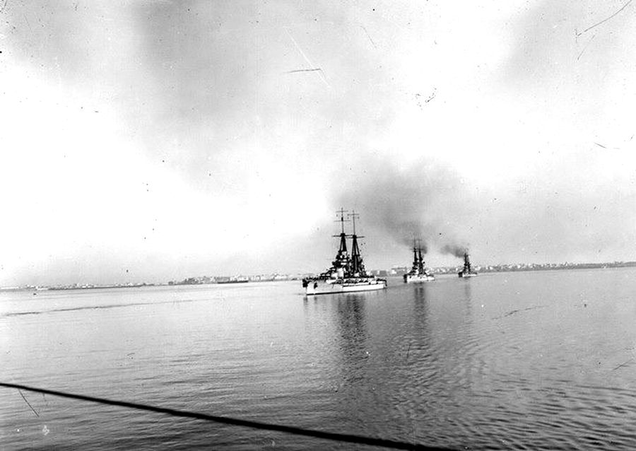 Taranto előtt horgonyzó olasz csatahajók.
